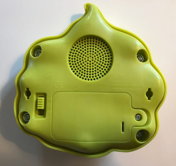 Die Rückseite des Mr. Pups "Kastens" zeigt die Öffnungen des Lautsprechers, das Batteriefach und den Schalter, den man auf "Ein" stellen sollte.